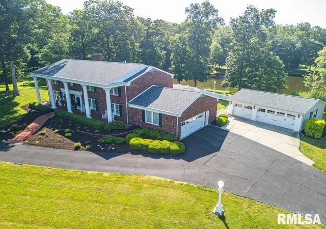 Photo 2 of Single family home for sale at 616 Seville Dr, Mt Vernon, IL 62864 | MLS# EB458810 | Listing updated on 2026-08-26
