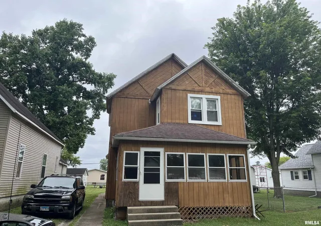Photo 2 of Multi family home for sale at 404 N Beech St, Centralia, IL 62801 | MLS# EB458949 | Listing updated on 2026-08-02
