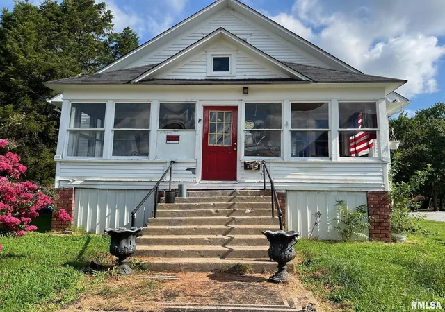 2nd image of 503 E Poplar St, West Frankfort, IL 62896 | MLS# EB459138