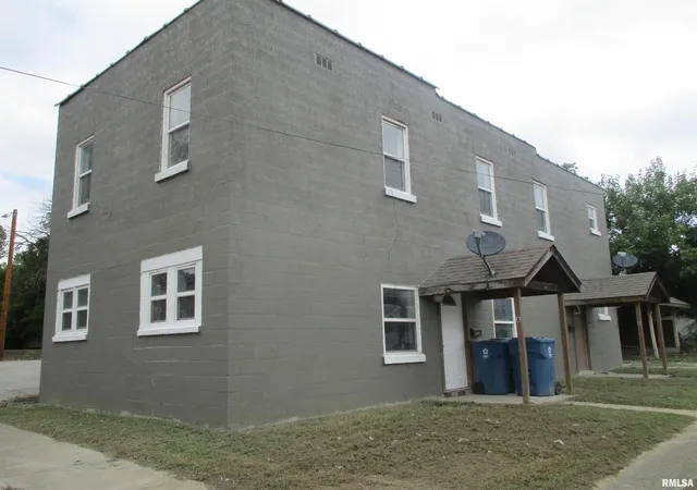 Photo 2 of Multi family home for sale at 101 E Webster St, Benton, IL 62812 | MLS# EB459382 | Listing updated on 2026-05-25