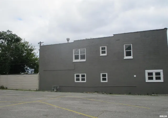 Photo 2 of House for sale at 101 E Webster St, Benton, IL 62812 | MLS# EB459382 | Listing updated on 2026-05-25