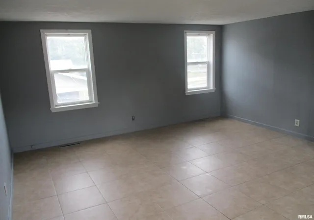 Photo 3 of House for sale at 101 E Webster St, Benton, IL 62812 | MLS# EB459382 | Listing updated on 2026-05-25