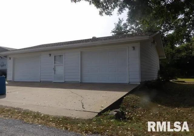 Photo 3 of Single family home for sale at 736 N Mill St, Carrier Mills, IL 62917 | MLS# EB459487 | Listing updated on 2026-09-05