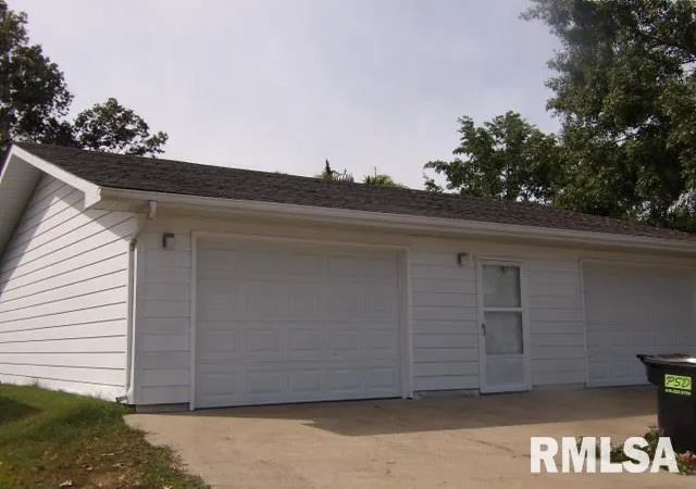 Photo 4 of Single family home for sale at 736 N Mill St, Carrier Mills, IL 62917 | MLS# EB459487 | Listing updated on 2026-09-05