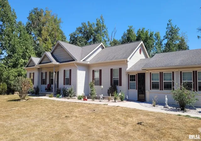 Photo 1 of Single family home for sale at 1670 Woods Ln, Centralia, IL 62801 | MLS# EB459868 | Listing updated on 2026-08-06