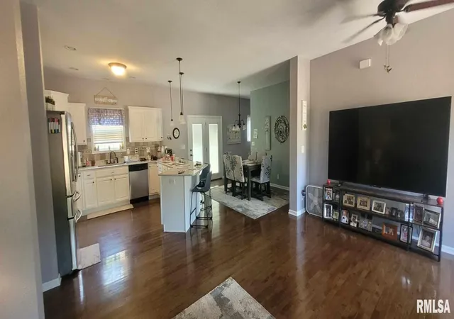 Photo 2 of Single family home for sale at 1670 Woods Ln, Centralia, IL 62801 | MLS# EB459868 | Listing updated on 2026-08-06