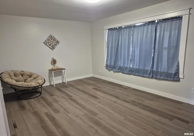 Photo 3 of Single family home for sale at 802 Dillard St, Eldorado, IL 62930 | MLS# EB459992 | Listing updated on 2026-09-03