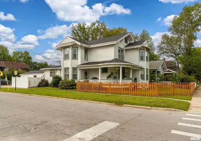 Photo 2 of Single family home for sale at 2101 Walnut St, Murphysboro, IL 62966 | MLS# EB460039 | Listing updated on 2026-07-20