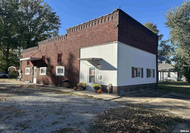 Photo 2 of Sale Pending at 401 N Division St #A & B, Du Quoin, IL 62832 | MLS# EB460200 | Listing updated on 2026-09-06