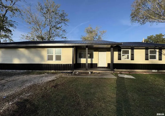 Homes for sale in Salem, IL | 3305 Selmaville Rd, Salem, IL 62881 | MLS# EB460242