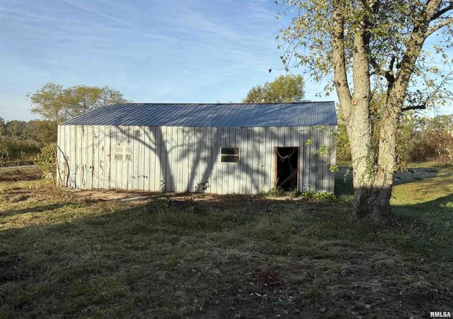 Homes for sale in Salem, IL | 3305 Selmaville Rd, Salem, IL 62881 | MLS# EB460242