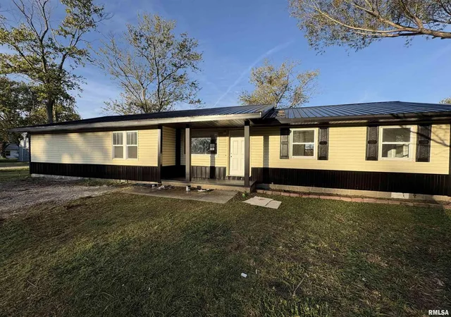 Homes for sale in Salem, IL | 3305 Selmaville Rd, Salem, IL 62881 | MLS# EB460242