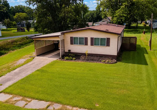 Photo 2 of Single family home for sale at 208 W Pennsylvania Ave, Pittsburg, IL 62974 | MLS# EB460344 | Listing updated on 2026-08-17