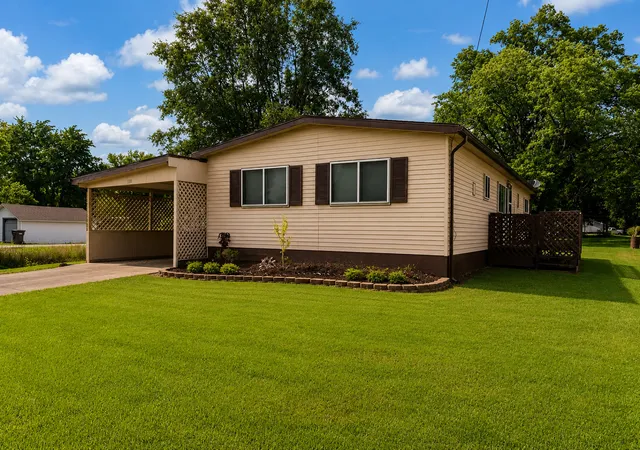 Photo 3 of Single family home for sale at 208 W Pennsylvania Ave, Pittsburg, IL 62974 | MLS# EB460344 | Listing updated on 2026-10-02