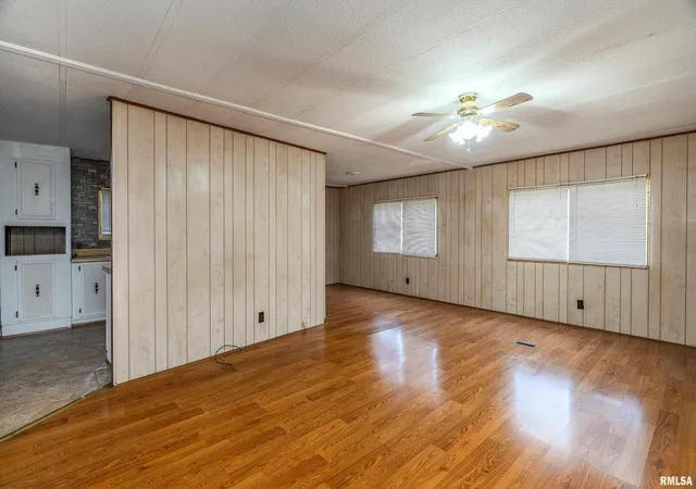 Photo 3 of Single family home for sale at 208 W Pennsylvania Ave, Pittsburg, IL 62974 | MLS# EB460344 | Listing updated on 2026-10-24