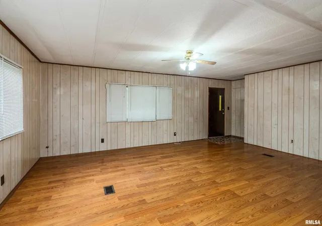 Photo 4 of Single family home for sale at 208 W Pennsylvania Ave, Pittsburg, IL 62974 | MLS# EB460344 | Listing updated on 2026-10-24