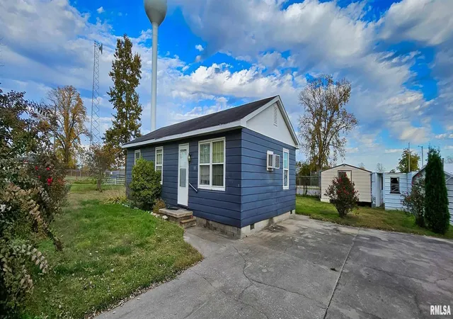 Photo 1 of Single family home for sale at 100 Iroquois St, Mc Clure, IL 62957 | MLS# EB460409 | Listing updated on 2026-05-27