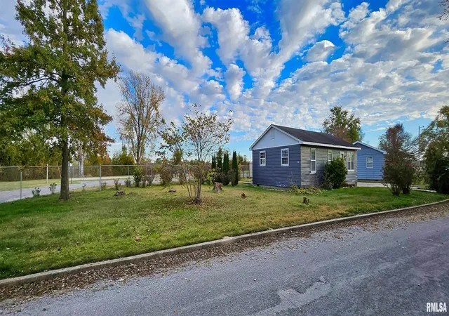 Photo 3 of Single family home for sale at 100 Iroquois St, Mc Clure, IL 62957 | MLS# EB460409 | Listing updated on 2026-05-27