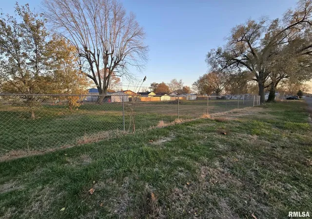 Photo 3 of Land for sale at 210 N & 214 Oak St, Du Quoin, IL 62832 | MLS# EB460474 | Listing updated on 2026-05-27