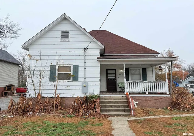 Photo 1 of Single family home for sale at 504 W South St, Harrisburg, IL 62946 | MLS# EB460538 | Listing updated on 2026-05-25
