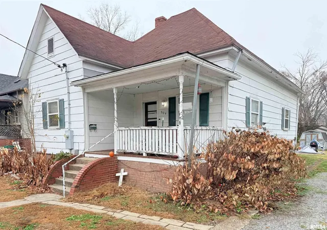 Photo 2 of Single family home for sale at 504 W South St, Harrisburg, IL 62946 | MLS# EB460538 | Listing updated on 2026-05-25