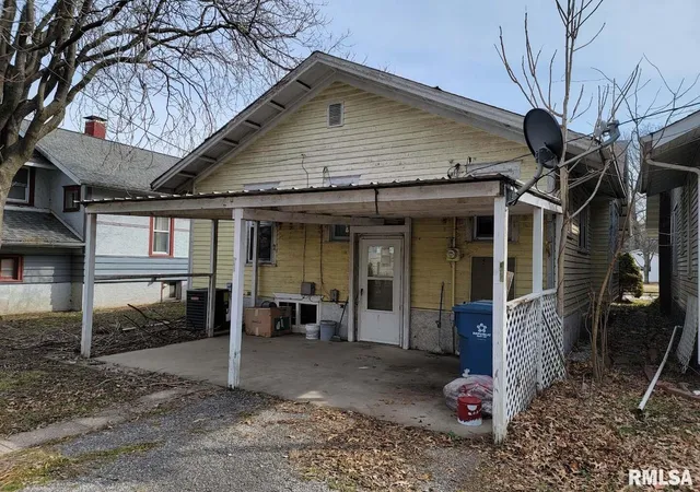 Photo 3 of Single family home for sale at 334 S Lincoln Blvd, Centralia, IL 62801 | MLS# EB460785 | Listing updated on 2026-05-27