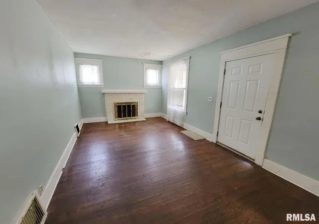 Photo 4 of Single family home for sale at 334 S Lincoln Blvd, Centralia, IL 62801 | MLS# EB460785 | Listing updated on 2026-05-27