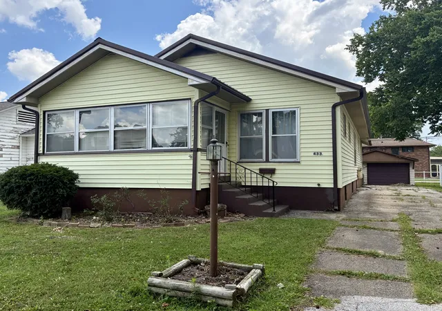 1st image of 433 Linden, Centralia, IL 62801 | MLS# EB460799