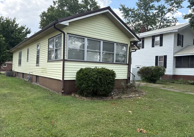 Photo 2 of Single family home for sale at 433 Linden, Centralia, IL 62801 | MLS# EB460799 | Listing updated on 2026-07-21