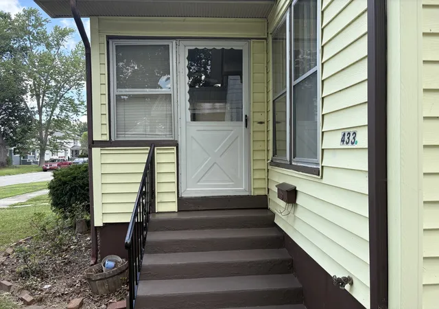 Photo 3 of Single family home for sale at 433 Linden, Centralia, IL 62801 | MLS# EB460799 | Listing updated on 2026-07-21