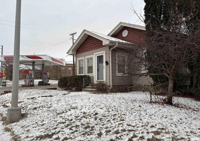 Photo 2 of Single family home for sale at 3316 Ave Of The Cities, Moline, IL 61265 | MLS# QC4259697 | Listing updated on 2026-06-30