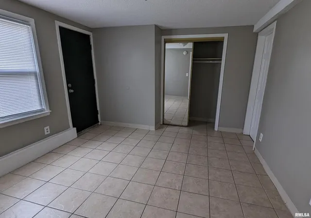 Listing Photo 2 - Condo for sale in building located at 1012 Brg Ave, Davenport, IA 52803