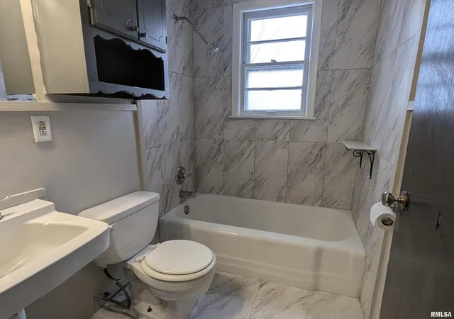 Listing Photo 5 - Condo for sale in building located at 1012 Brg Ave, Davenport, IA 52803