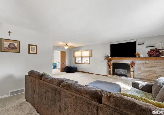 Photo 3 of Sale Pending at 2552 37th Avenue, Rock Island, IL 61201 | MLS# QC4269639 | Listing updated on 2026-07-18