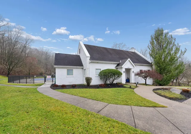 Homes for sale in Crescent Springs, KY | 2097 Clareglen Drive, Crescent Springs, KY 41017 | Houzeo
