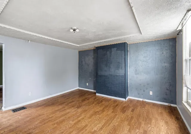Photo 3 of Sale Pending at 406 W 10th Street, Newport, KY 41071 | MLS# 642063 | Listing updated on 2026-09-04