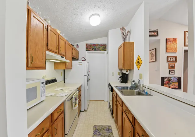 Homes for sale in Wilder, KY | 40 Creekwood Dr #12, Wilder, KY 41071 | MLS# 642357