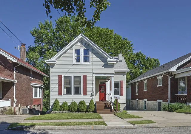 Homes for sale in Southgate, KY | 124 W Walnut St, Southgate, KY 41071 | MLS# 643801