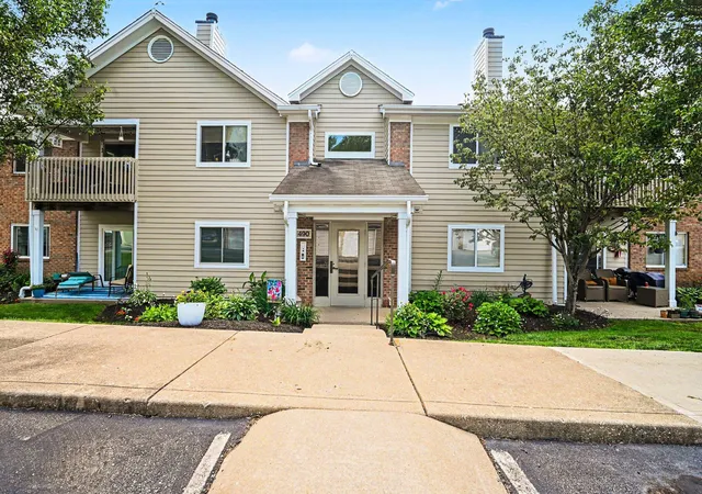 Homes for sale in Newport, KY | 490 Lakeview Dr #205, Newport, KY 41071 | MLS# 643089