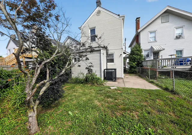 2nd image of 215 W 34th St, Covington, KY 41015 | MLS# 643576