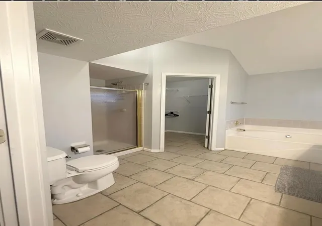2nd image of 7370 Ridge Edge Ct, Florence, KY 41042