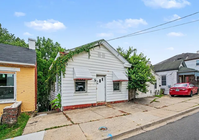 Homes for sale in Covington, KY | 1212 W Pike St, Covington, KY 41011 | MLS# 644101