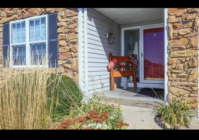 Homes for sale in Florence, KY | 8484 Watersedge Dr, Florence, KY 41042 | MLS# 644151