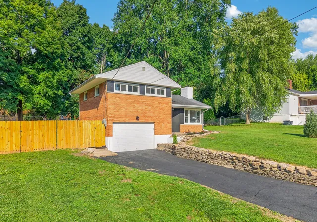 Photo 3 of Sale Pending at 18 Lacresta Dr, Florence, KY 41042 | MLS# 644311 | Listing updated on 2026-08-21