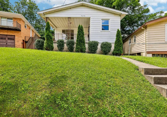Homes for sale in Newport, KY | 34 W Crescent Ave, Newport, KY 41071 | MLS# 644357