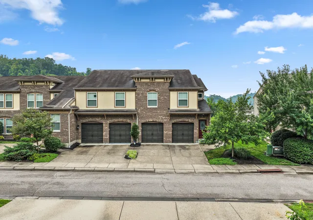 Homes for sale in Covington, KY | 2381 Rolling Hills Dr, Covington, KY 41017 | MLS# 644456