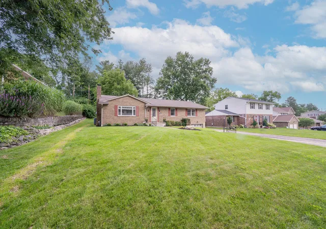 Homes for sale in Crestview Hills, KY | 2930 Campus Dr, Crestview Hills, KY 41017 | MLS# 644463