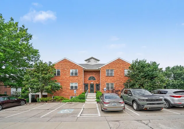 Listing Photo 2 - Condo for sale in building located at 107 Spindle Top Ln, Fort Thomas, KY 41075 - Unit #