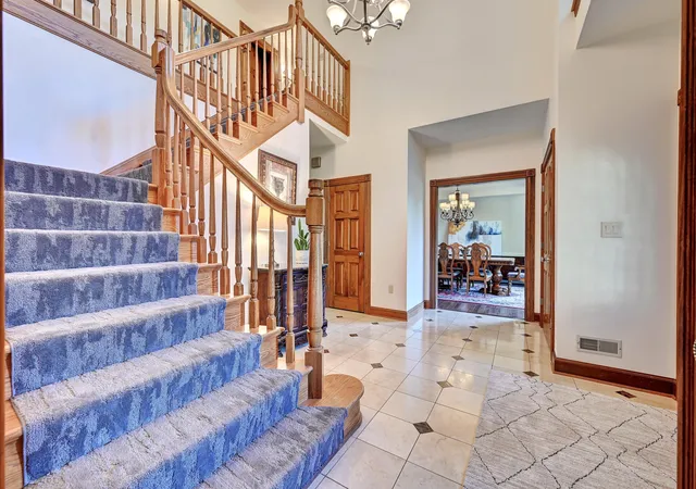 3rd image of 906 Squire Hill Ct, Crescent Springs, KY 41017 | MLS# 644638