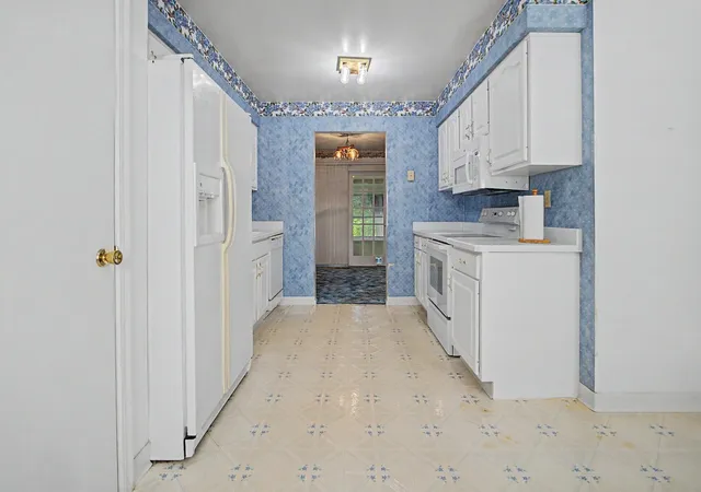 Photo 3 of Sale Pending at 104 Ridge Hl Dr, Highland Heights, KY 41076 | MLS# 644975 | Listing updated on 2026-08-25